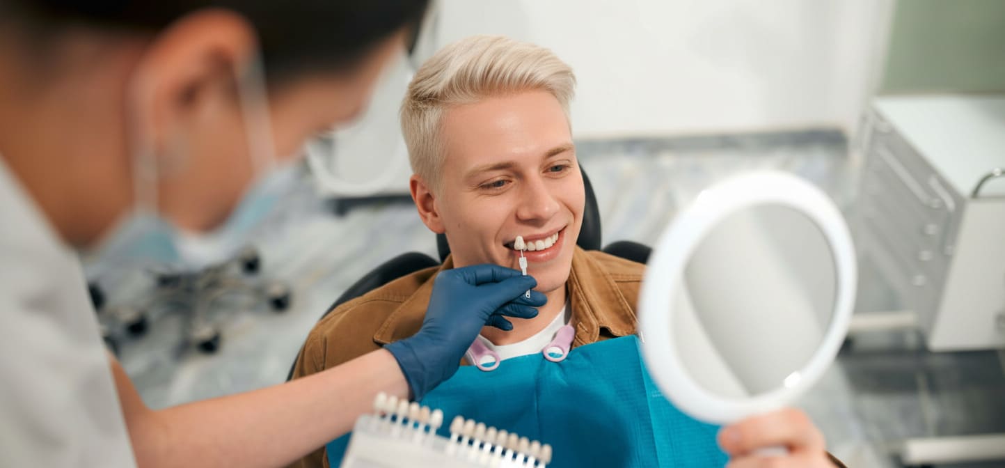 Poniendose unas carillas dentales en SmileClinic